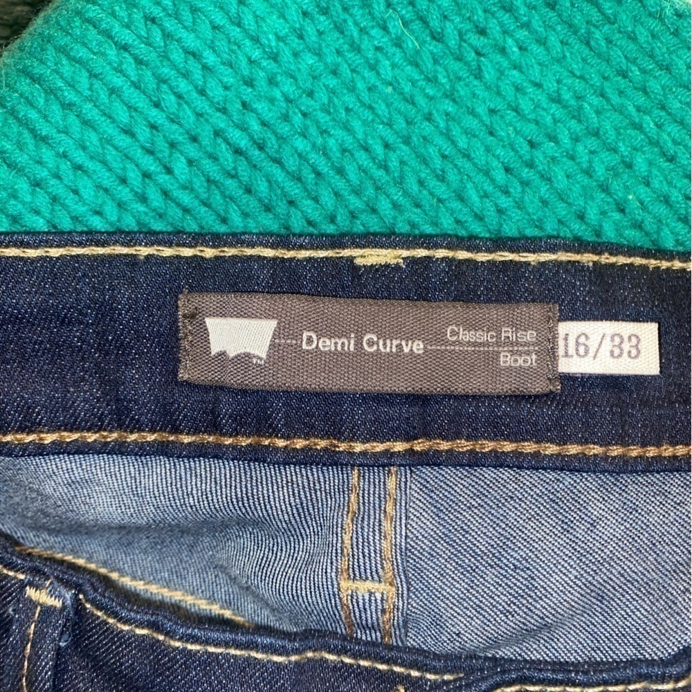 Levi Demi Curve Boot Cut - Picture 4 of 9